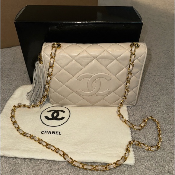 CHANEL Handbags - Chanel Vintage Bag!